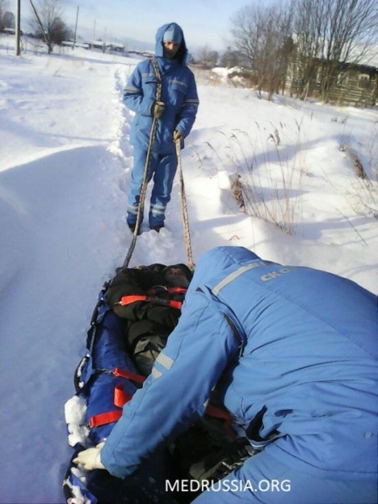 В Республике Коми врачам пришлось тащить пациента в больницу по снегу