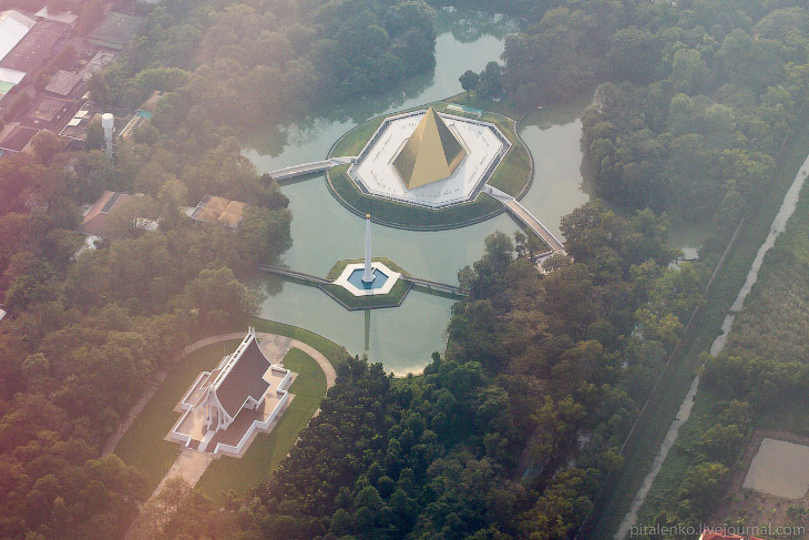 Храм Wat Dhammakaya и миллион золотых статуэток Храм Wat Dhammakaya и миллион золотых статуэток