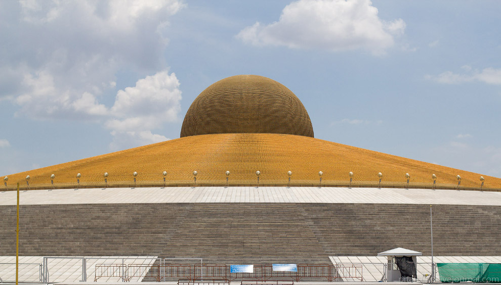 Храм Wat Dhammakaya и миллион золотых статуэток Храм Wat Dhammakaya и миллион золотых статуэток
