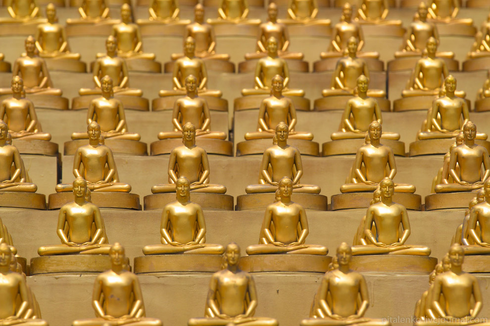 Храм Wat Dhammakaya и миллион золотых статуэток Храм Wat Dhammakaya и миллион золотых статуэток