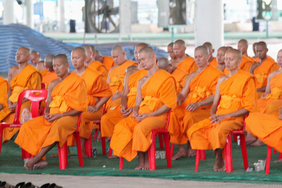Храм Wat Dhammakaya и миллион золотых статуэток Храм Wat Dhammakaya и миллион золотых статуэток
