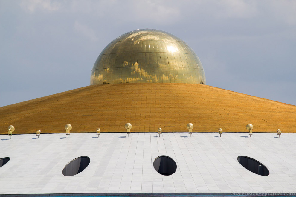 Храм Wat Dhammakaya и миллион золотых статуэток Храм Wat Dhammakaya и миллион золотых статуэток