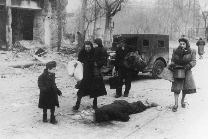 Война глазами советского фотокорреспондента Евгения Халдея Война глазами советского фотокорреспондента Евгения Халдея