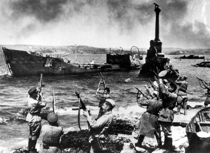 Война глазами советского фотокорреспондента Евгения Халдея Война глазами советского фотокорреспондента Евгения Халдея