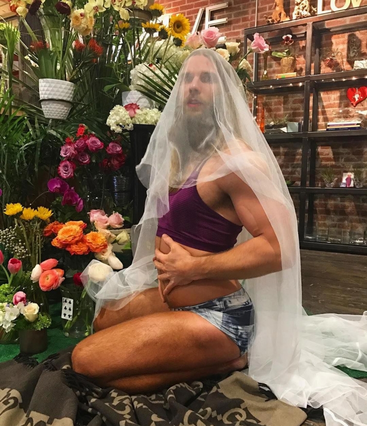Смешная страница в Instagram, где мужчины пародируют типичные женские фотографии Смешная страница в Instagram, где мужчины пародируют типичные женские фотографии