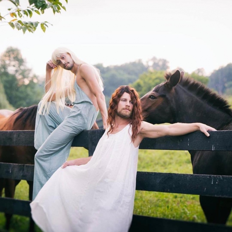 Смешная страница в Instagram, где мужчины пародируют типичные женские фотографии Смешная страница в Instagram, где мужчины пародируют типичные женские фотографии