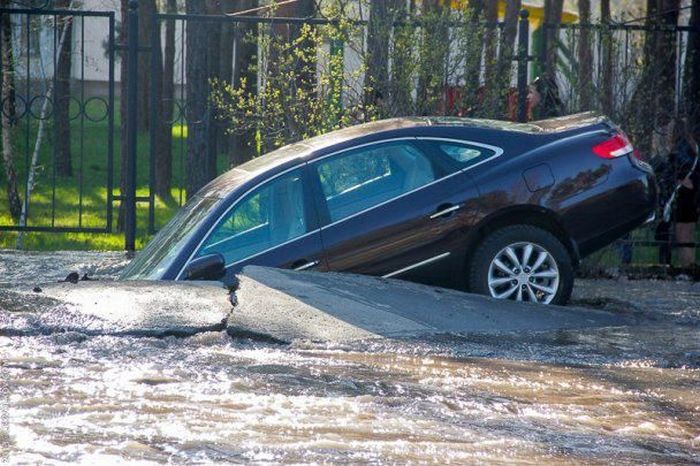 В Киеве асфальт украл машину (8 фото)