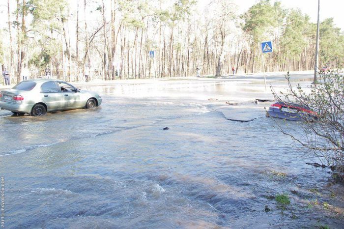 В Киеве асфальт украл машину (8 фото)