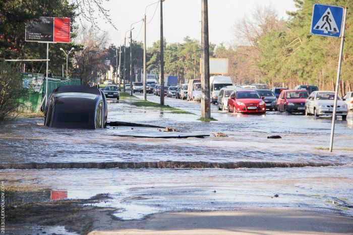 В Киеве асфальт украл машину (8 фото)