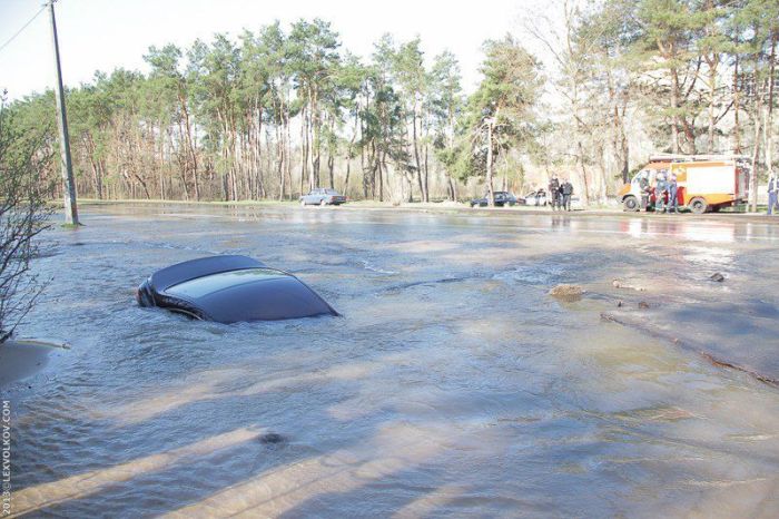 В Киеве асфальт украл машину (8 фото)