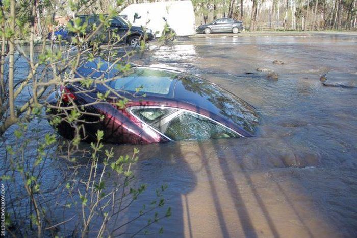 В Киеве асфальт украл машину (8 фото)