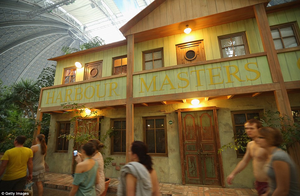 Тропический остров под куполом