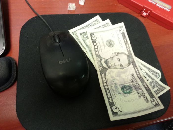 Сколько зарабатывают стриптизёрши и другие (3 фото)