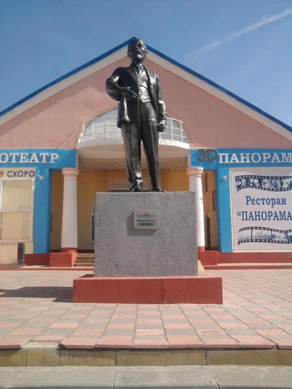 Большеголовый памятник Ленина в Новосиле