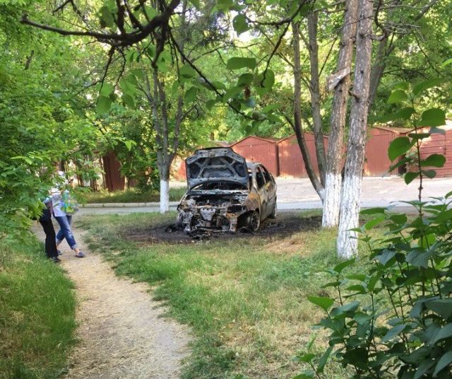 В Симферополе массово поджигают неправильно припаркованные автомобили