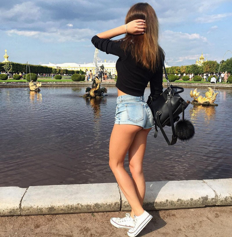 Сексуальные девушки в коротеньких шортиках
