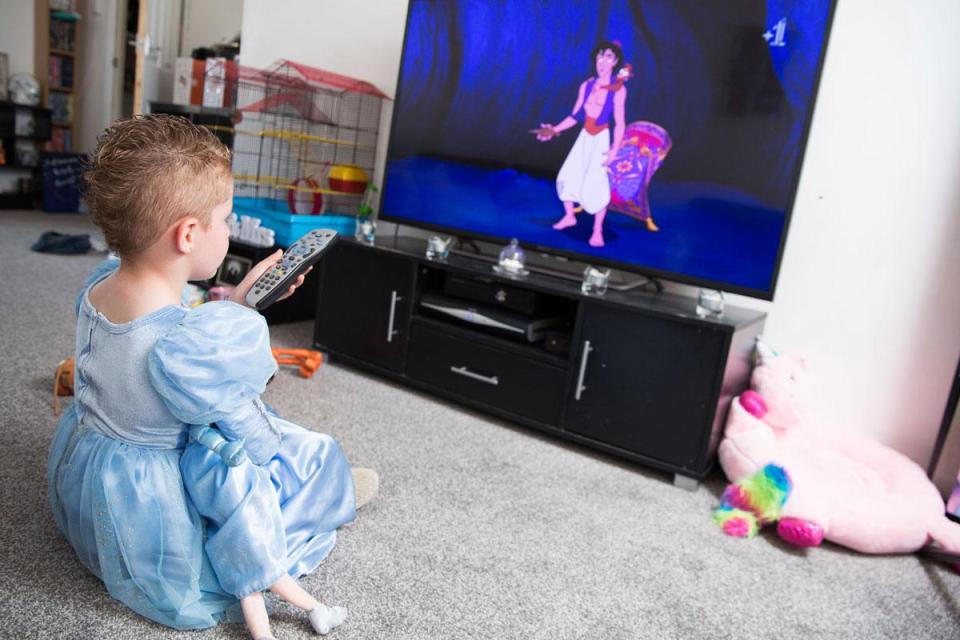 5-летний мальчик с проколотыми ушами и в платье