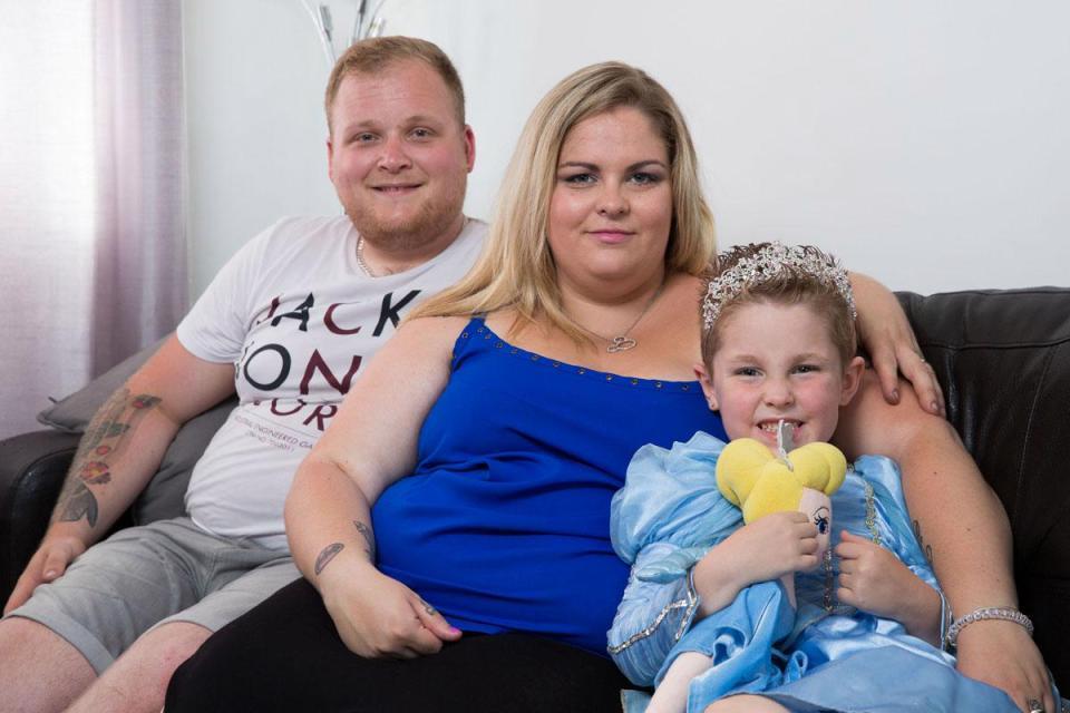 5-летний мальчик с проколотыми ушами и в платье
