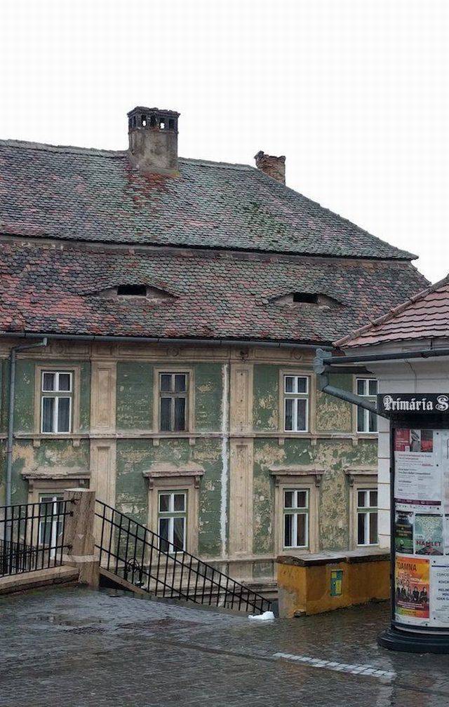Очертания лиц и силуэтов в самых неожиданных местах