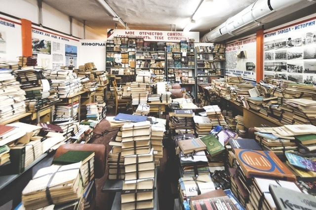 Советское бомбоубежище, полностью заполненное книгами