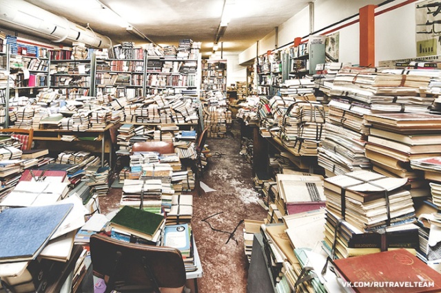 Советское бомбоубежище, полностью заполненное книгами