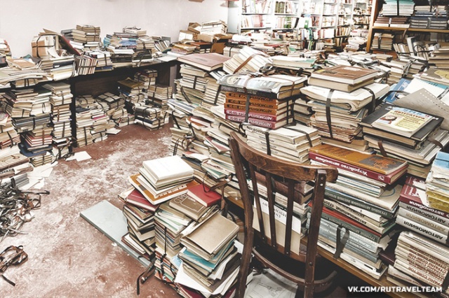 Советское бомбоубежище, полностью заполненное книгами