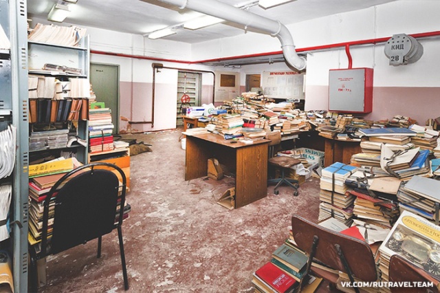 Советское бомбоубежище, полностью заполненное книгами