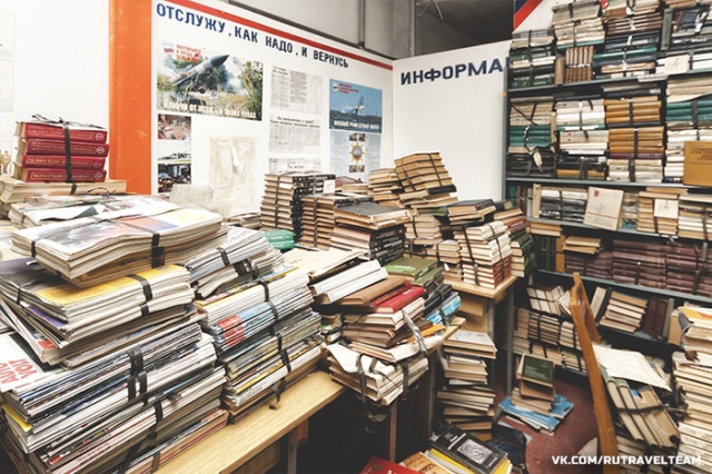 Советское бомбоубежище, полностью заполненное книгами