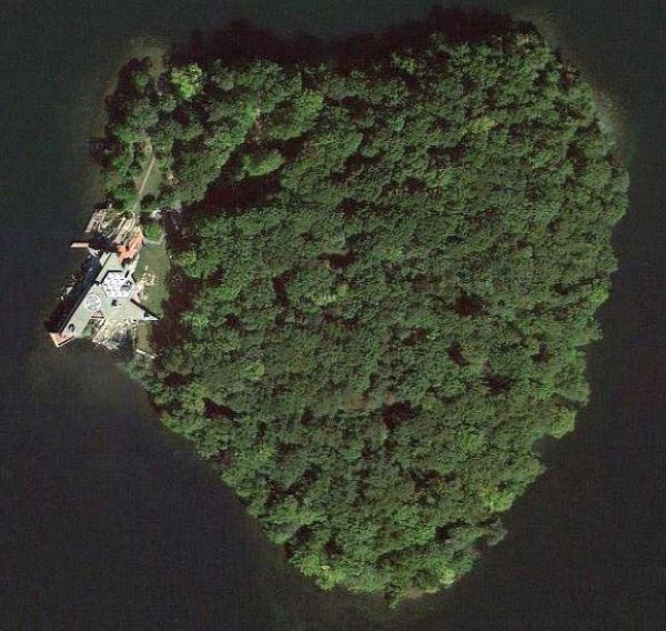 Остров в форме сердца, который Джоли когда-то присмотрела Питту, продают за 15 млн долларов