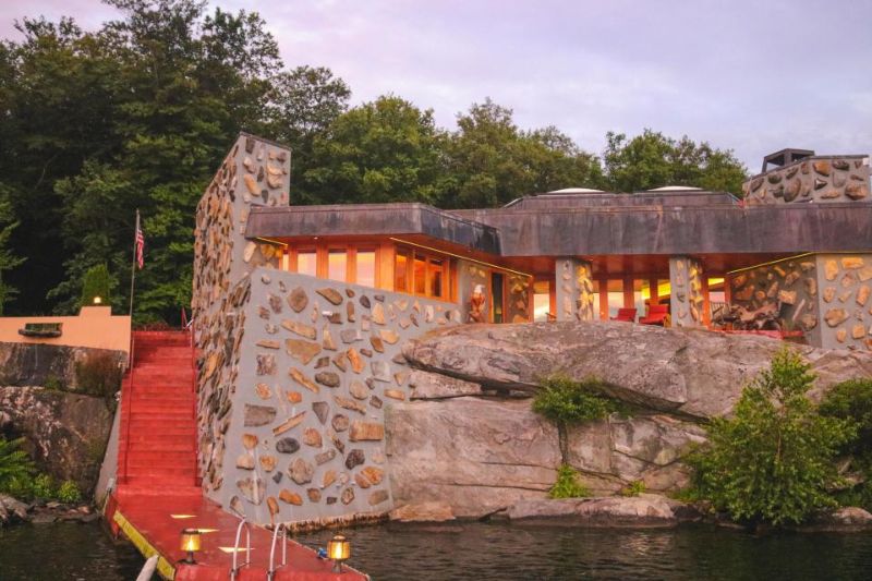 Остров в форме сердца, который Джоли когда-то присмотрела Питту, продают за 15 млн долларов