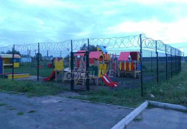 Детская площадка в Омске с "защитой" от вандалов