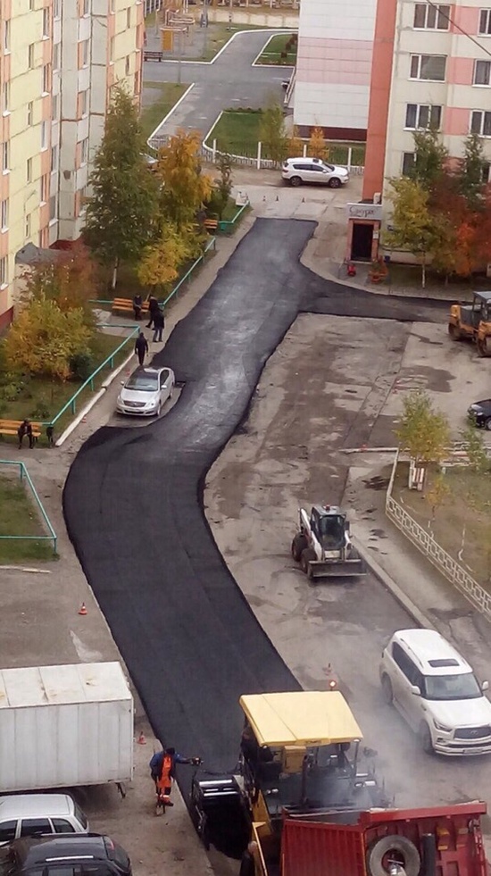 Как в одном из дворов асфальт уложили