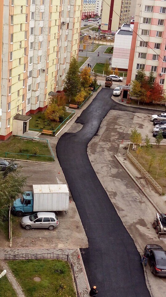 Как в одном из дворов асфальт уложили