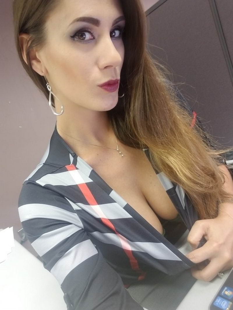 Девушки, которым скучно на работе