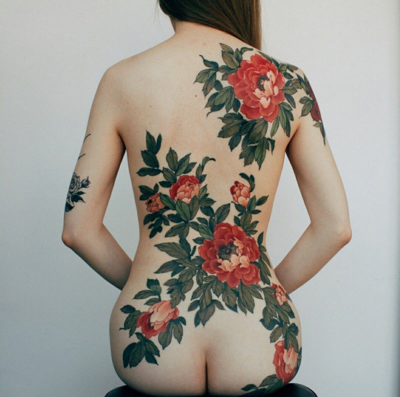 Самые впечатляющие татуировки со всего мира в книге TTT: Tattoo