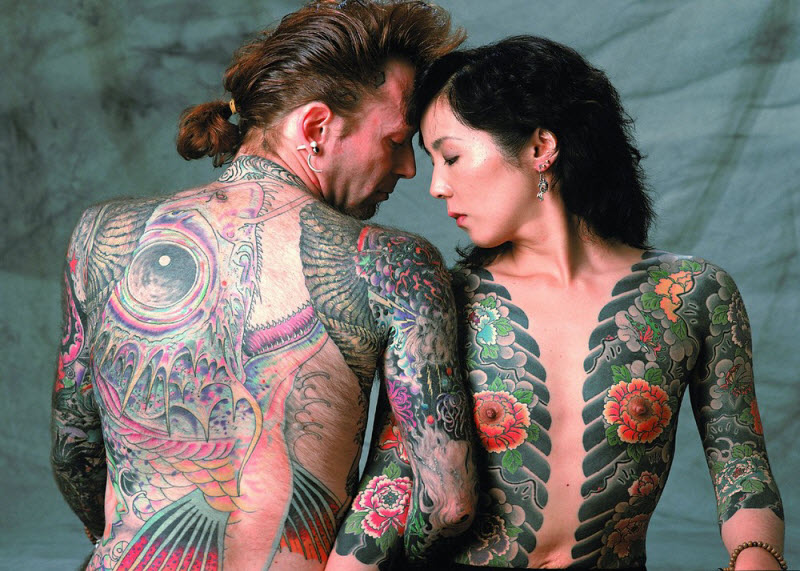 Самые впечатляющие татуировки со всего мира в книге TTT: Tattoo