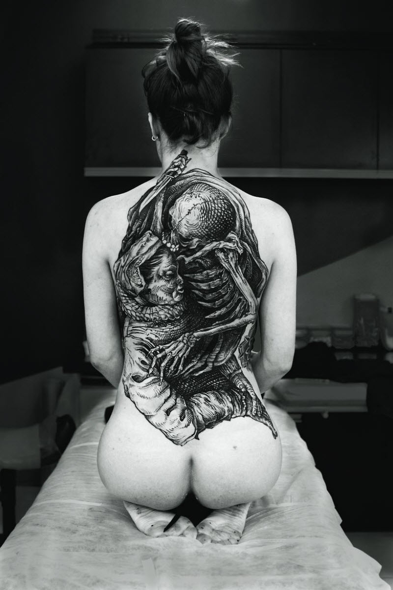 Самые впечатляющие татуировки со всего мира в книге TTT: Tattoo