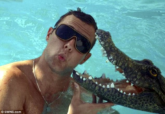 В Дубае на 2 месяца посадили шотландца за случайное прикосновение к мужчине