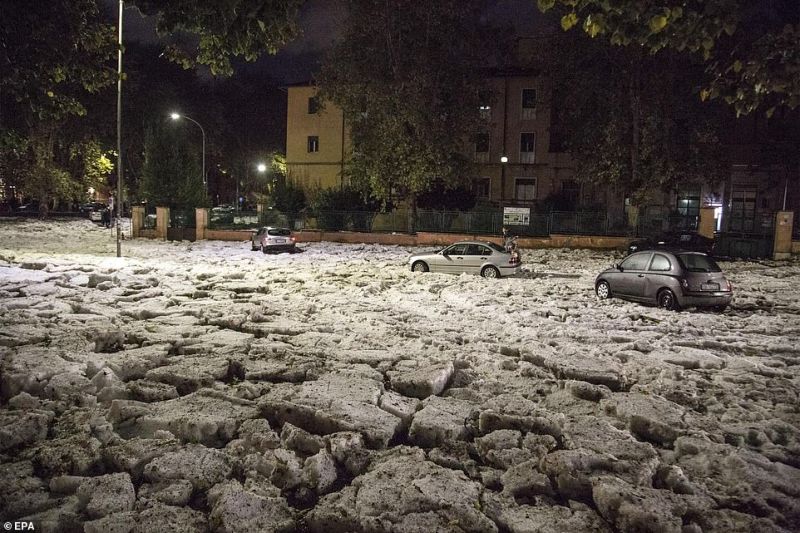 Рим залило и засыпало льдом