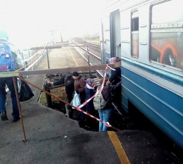 На Украине пассажиры ожидали поезд, стоя в яме