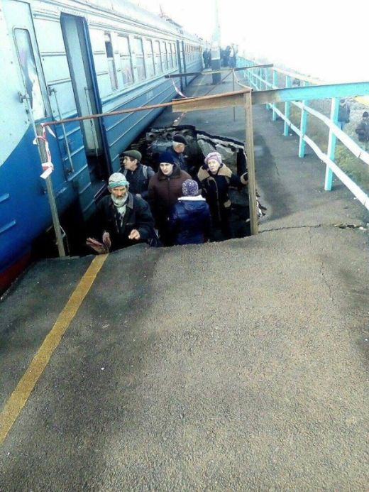 На Украине пассажиры ожидали поезд, стоя в яме
