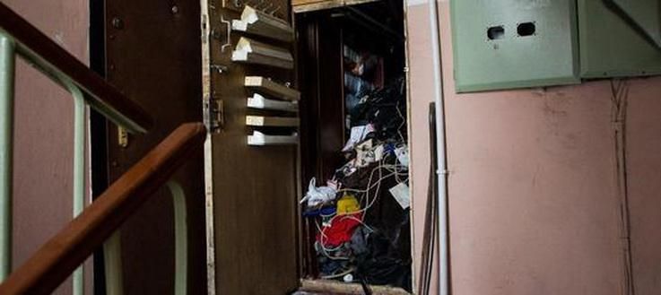 Полицейские с трудом докопались до трупа барахольщика