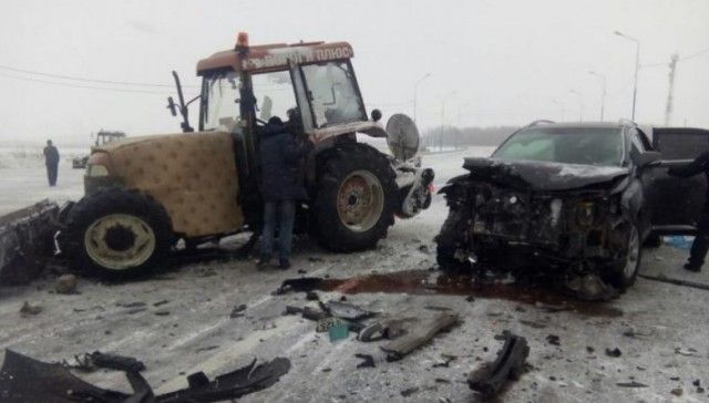 На трассе «Амур» Lexus врезался в снегоуборочную технику