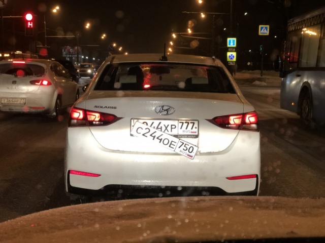 Автомобиль с двойными номерными знаками