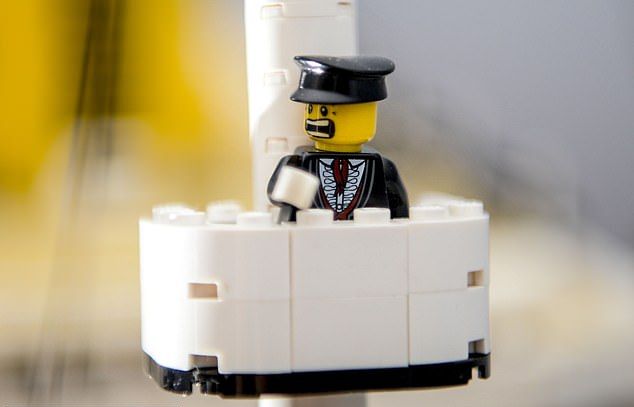 Копия Титаника из Lego, на создание которой у дедули ушло 2 года и 40 000 деталей