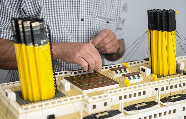 Копия Титаника из Lego, на создание которой у дедули ушло 2 года и 40 000 деталей