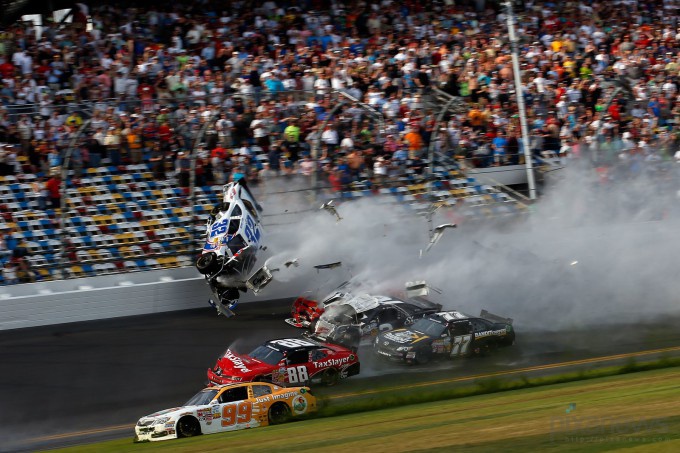 Жестокая авария на гонках NASCAR (14 фото) Жестокая авария на гонках NASCAR (14 фото)