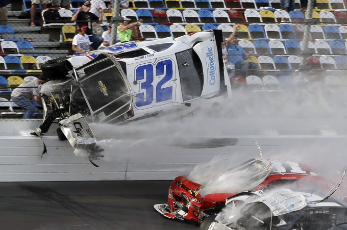 Жестокая авария на гонках NASCAR (14 фото) Жестокая авария на гонках NASCAR (14 фото)