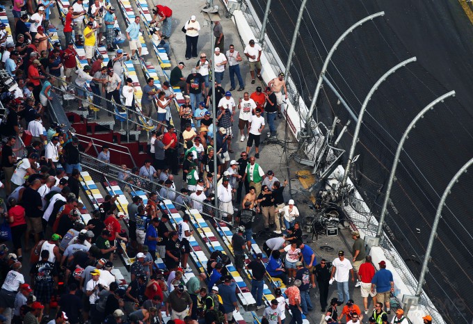 Жестокая авария на гонках NASCAR (14 фото) Жестокая авария на гонках NASCAR (14 фото)