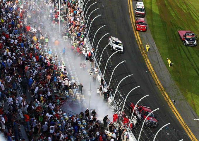 Жестокая авария на гонках NASCAR (14 фото) Жестокая авария на гонках NASCAR (14 фото)